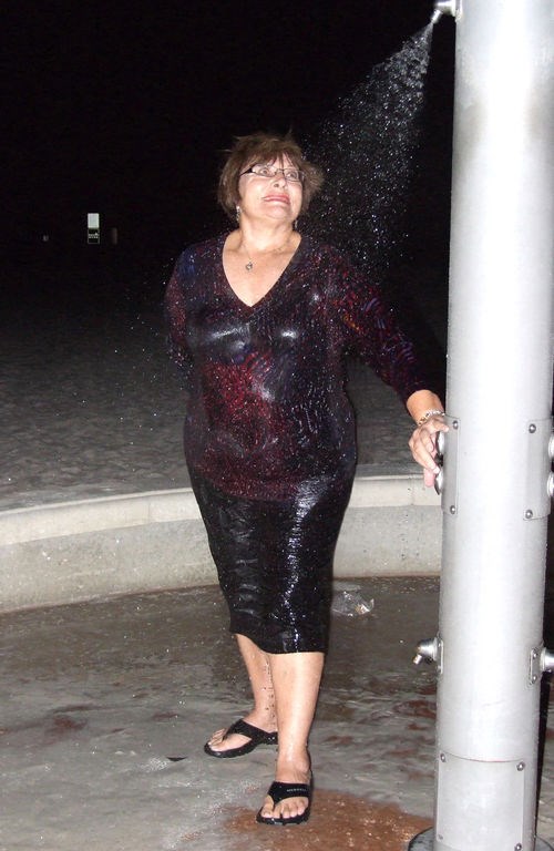 Странная женщина, фотографируется, в воде