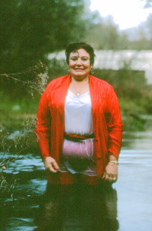 Странная женщина, фотографируется, в воде