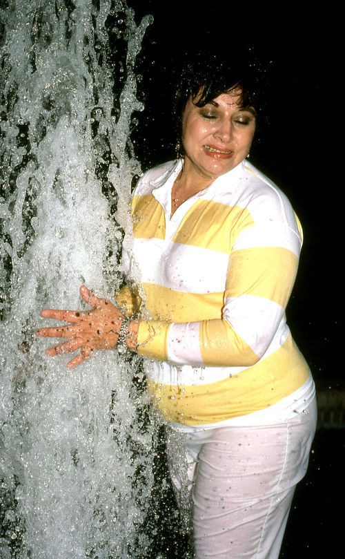 Странная женщина, фотографируется, в воде