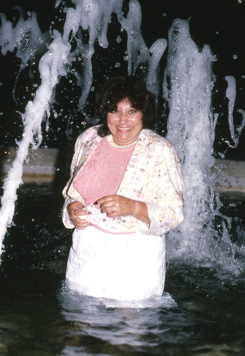 Странная женщина, фотографируется, в воде