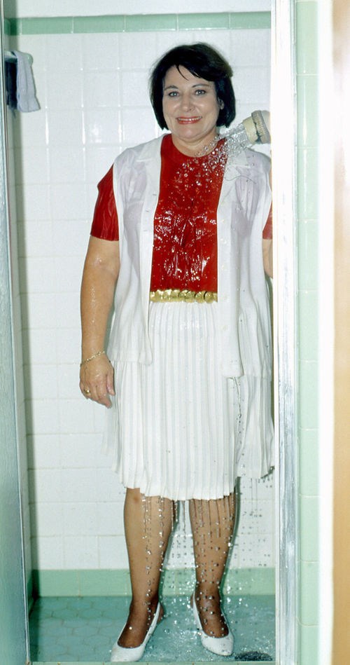 Странная женщина, фотографируется, в воде