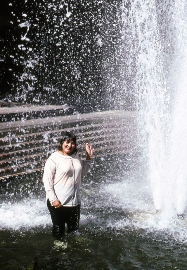 Странная женщина, фотографируется, в воде