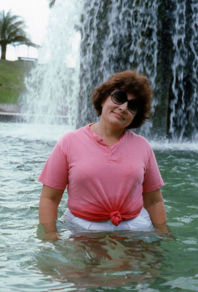 Странная женщина, фотографируется, в воде