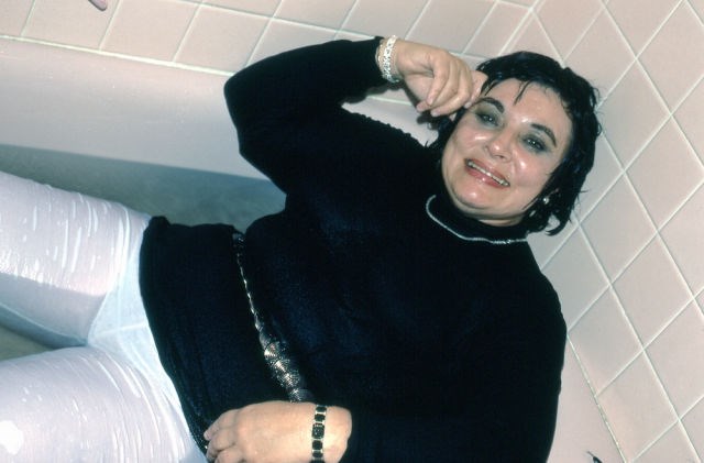 Странная женщина, фотографируется, в воде