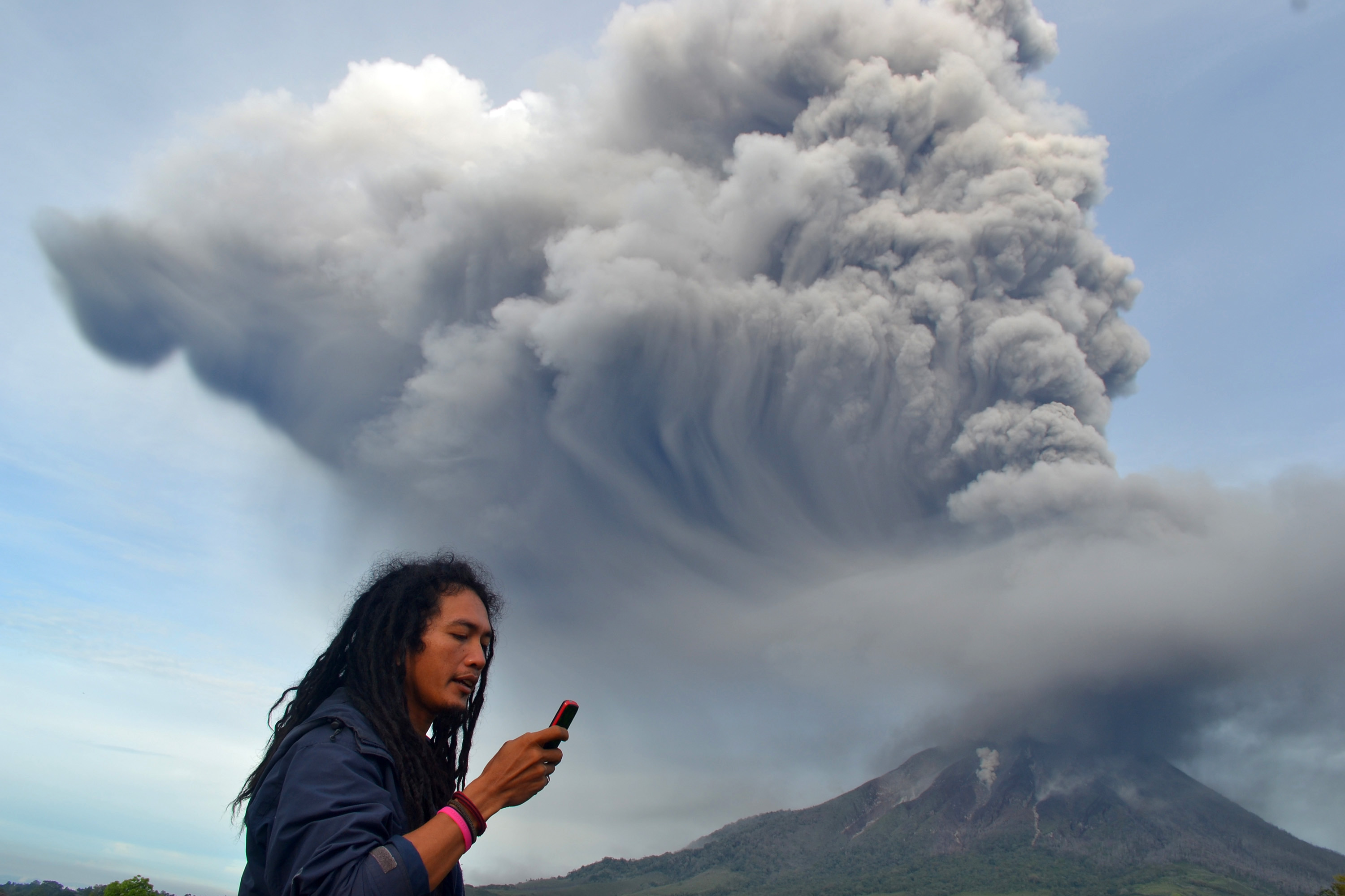 Северная Суматра, засыпанная, извержение , вулкан,пепел, Синабунг, Sinabung