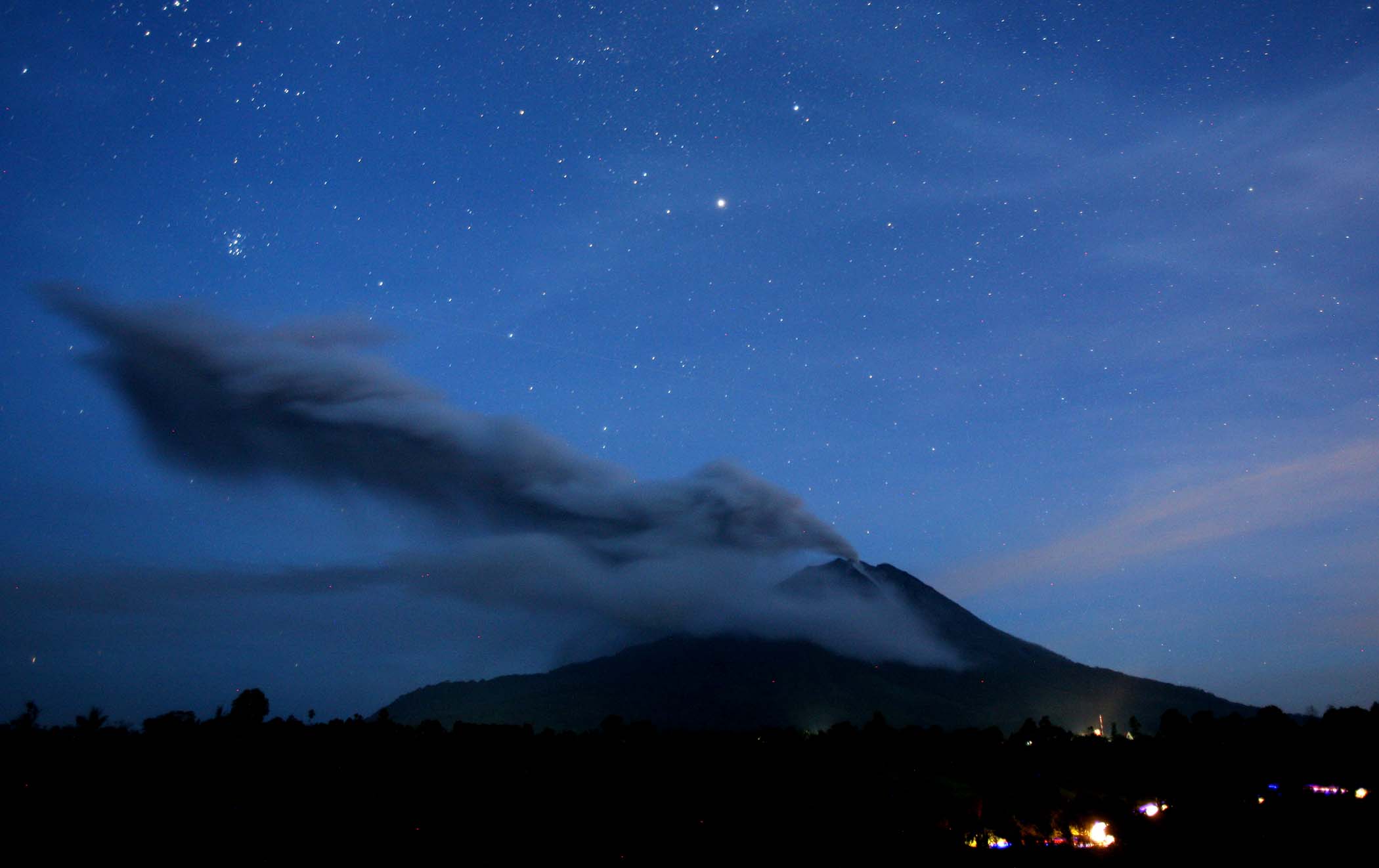 Северная Суматра, засыпанная, извержение , вулкан,пепел, Синабунг, Sinabung