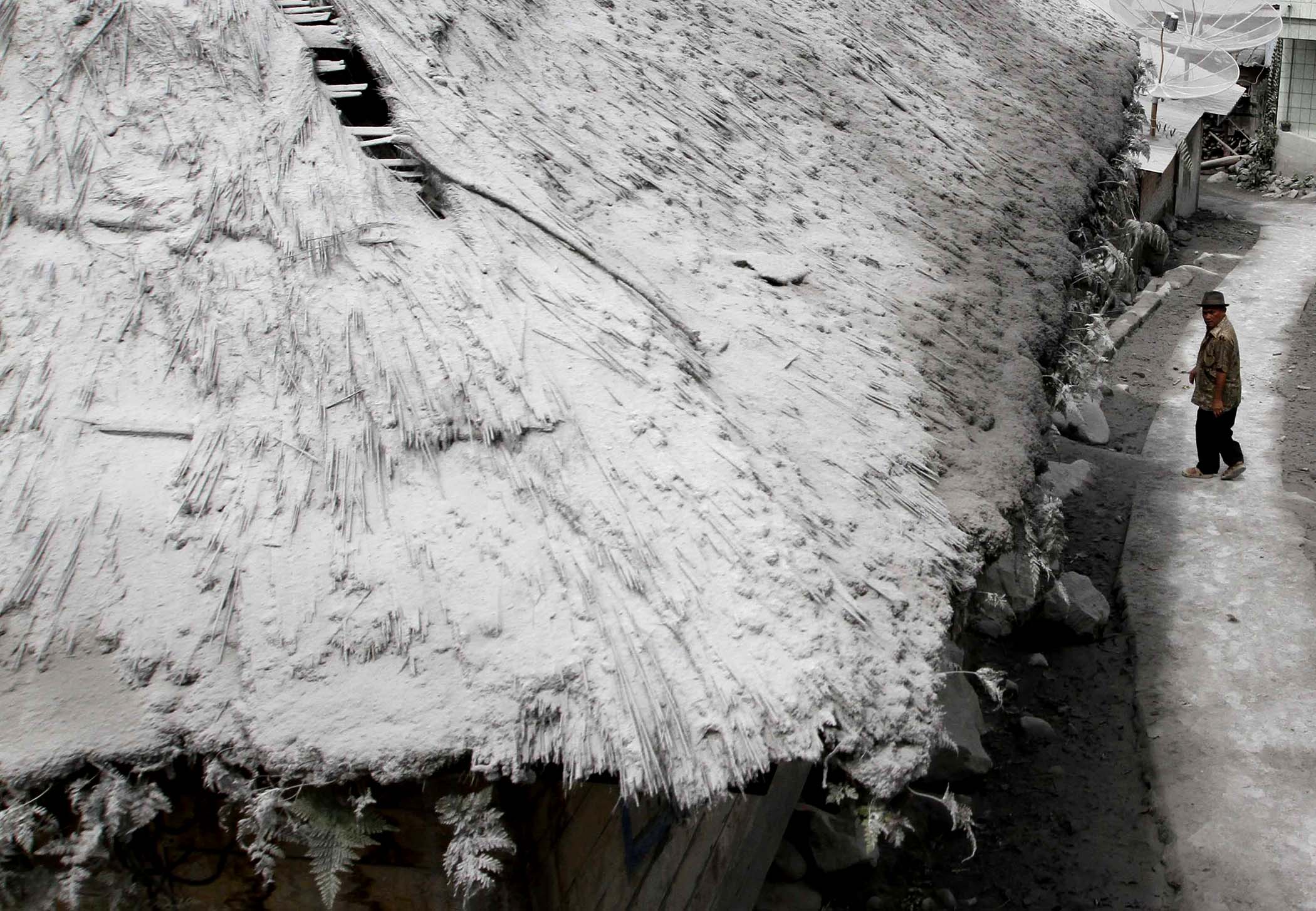 Северная Суматра, засыпанная, извержение , вулкан,пепел, Синабунг, Sinabung