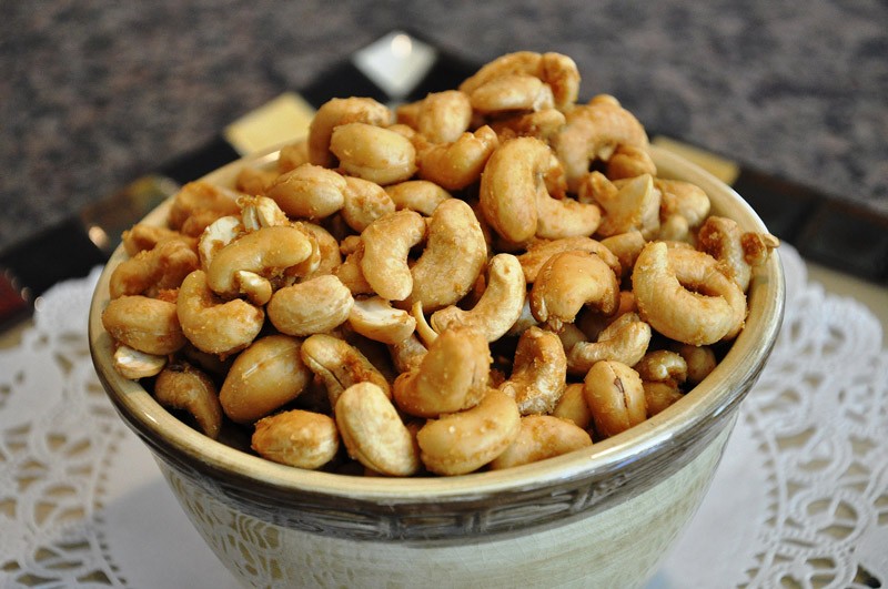 ядовитые , фрукты , овощи , кешью, миндаль , помидоры , семечки яблока , мускатный орех , шоколад