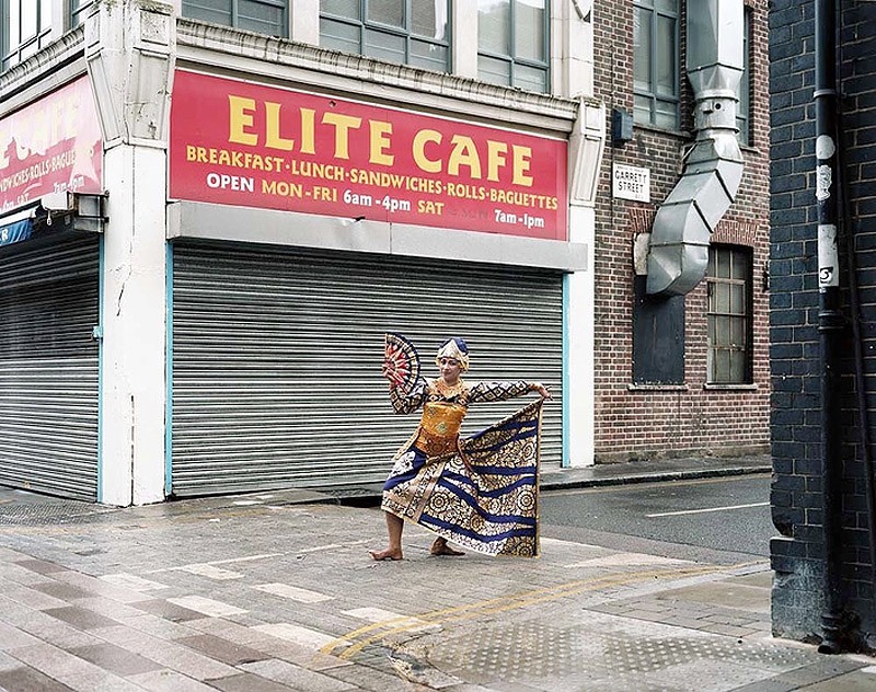 В моей стране, Дэниэл Стир, эмигранты Лондон 