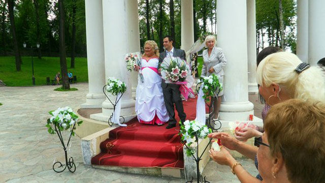 Обычный, парень, женился ,на толстой, страшной, девушке,женщине, свадьба