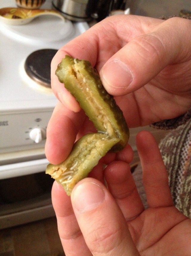 Черви, в банке, маринованные, огурцы, лента, нашла, девушка