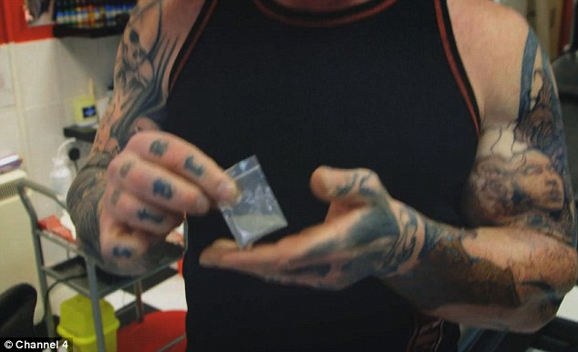 Мужчина сделал себе татуировку из праха своей умершей собаки Мужчина, сделал, татуировку, из праха, умершей собаки, Тор, Дункан