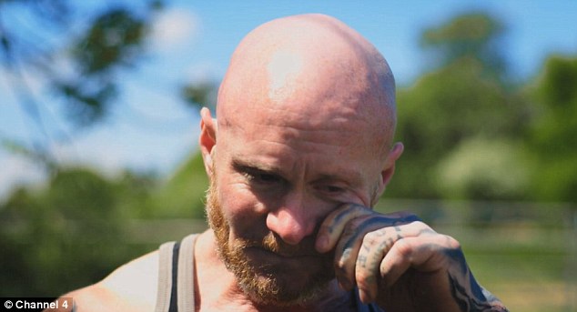 Мужчина сделал себе татуировку из праха своей умершей собаки Мужчина, сделал, татуировку, из праха, умершей собаки, Тор, Дункан