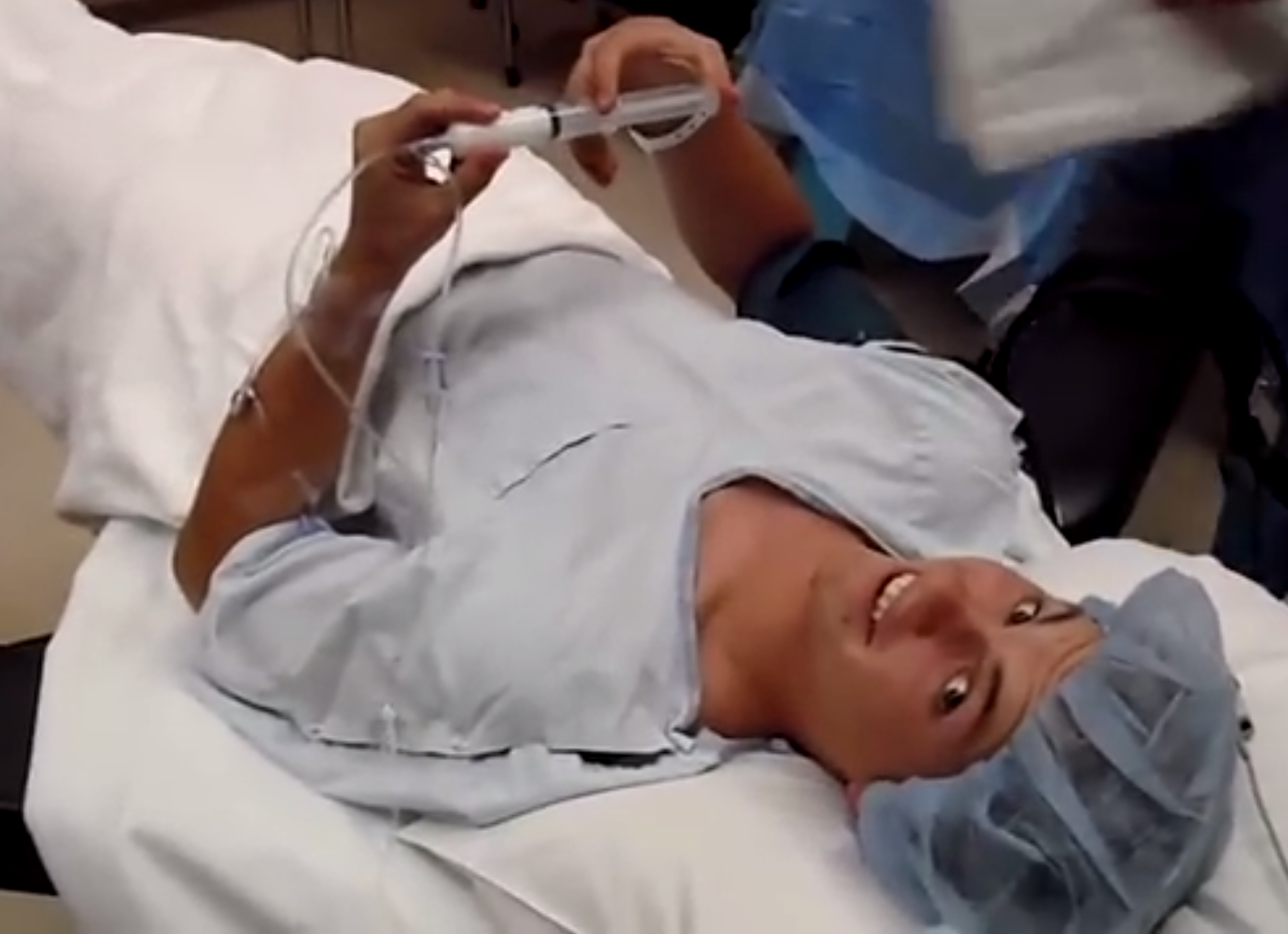 Парень, вводит,сам себе, наркоз,отрубается,отключается, действие наркоза, видео