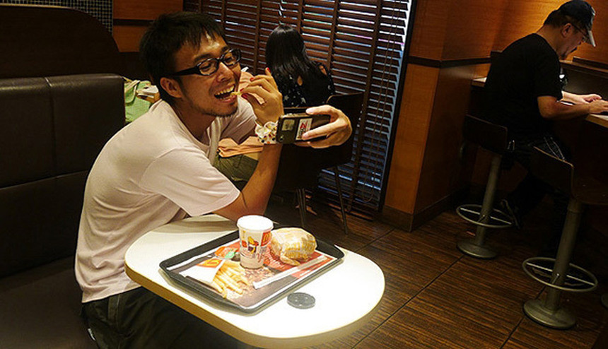 Как сделать так, чтобы все подумали что у тебя есть девушка Как сделать,все подумали,что есть девушка, накрашенные ногти, азиат, парень