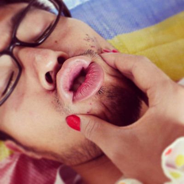 Как сделать так, чтобы все подумали что у тебя есть девушка Как сделать,все подумали,что есть девушка, накрашенные ногти, азиат, парень