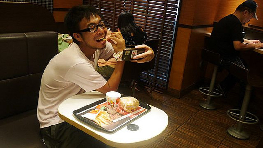 Как сделать так, чтобы все подумали что у тебя есть девушка Как сделать,все подумали,что есть девушка, накрашенные ногти, азиат, парень