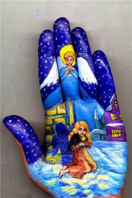 Любимые сказки, изображённые на ладонях