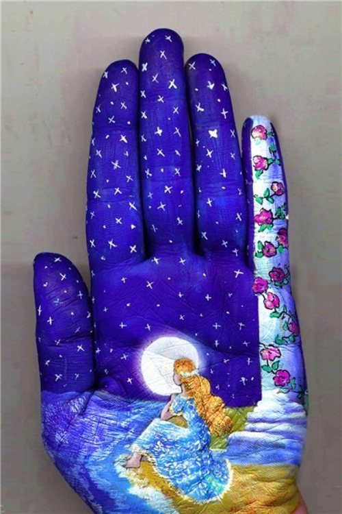 Любимые сказки, изображённые на ладонях