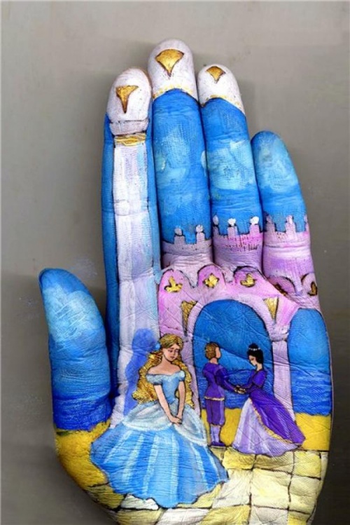 Любимые сказки, изображённые на ладонях