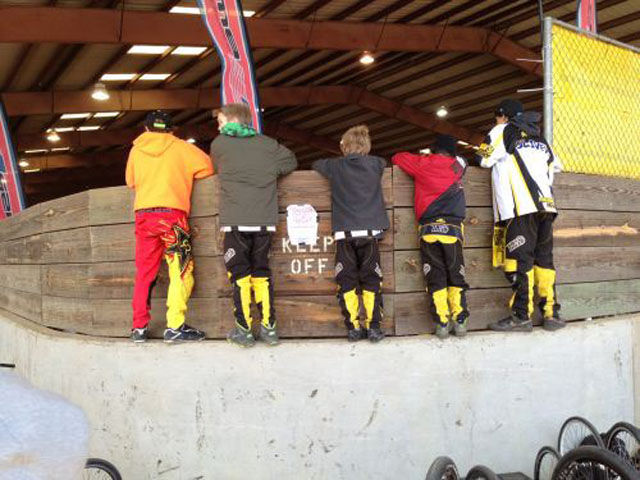 Смешные фото, люди нарушают, запреты,законы, делают что хотят