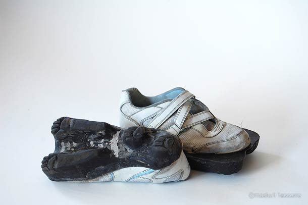 Обувь, оставляющая, следы, животных, медведя, шлепки, на песке, на снегу