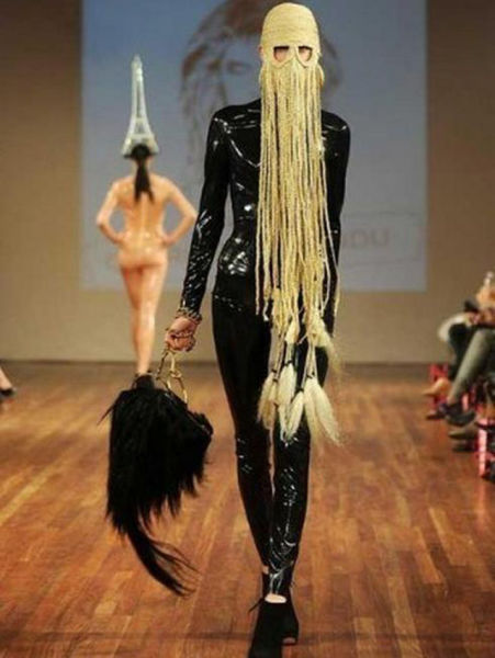 Сумасшедшая мода от дизайнеров с больной фантазией и их бедные модели Сумасшедшая мода, бедные модели, экстравагантные показы
