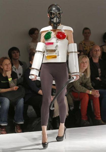 Сумасшедшая мода от дизайнеров с больной фантазией и их бедные модели Сумасшедшая мода, бедные модели, экстравагантные показы