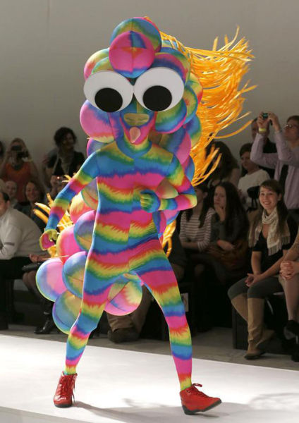 Сумасшедшая мода от дизайнеров с больной фантазией и их бедные модели Сумасшедшая мода, бедные модели, экстравагантные показы