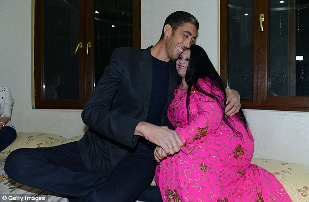 Свадьба Гулливера. Самый высокий человек планеты женился на девушке, которая в два раза ниже его