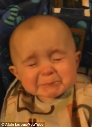 Пение мам,ы растрогало,ребенка, малыша, до слез