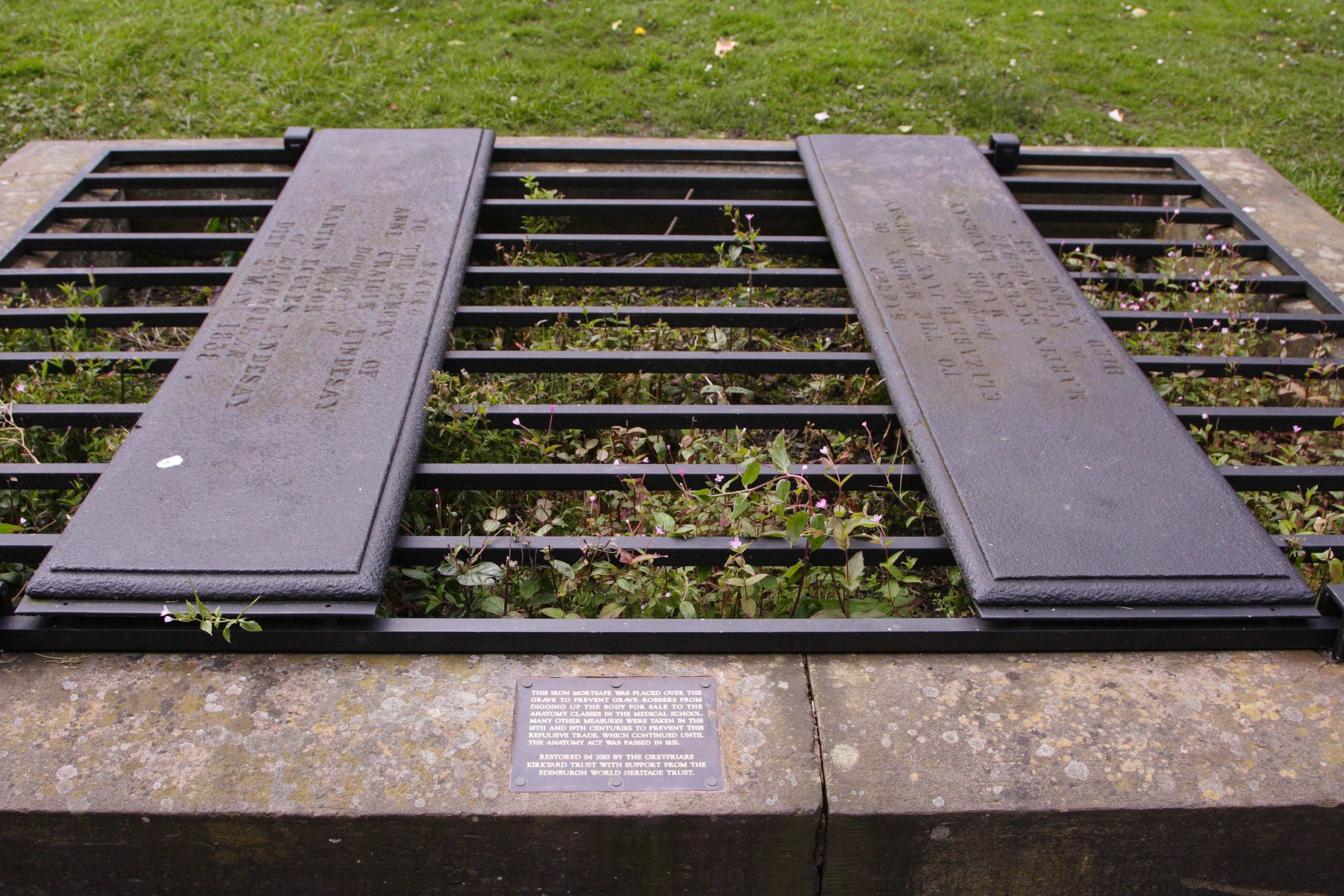 Mortsafe - защита могил от студентов-медиков в Шотландии Mortsafe, защита, могил,от студентов-медиков, Шотландия