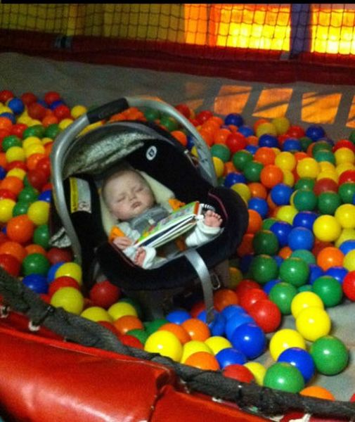 ребёнок, развлекательный центр, спит