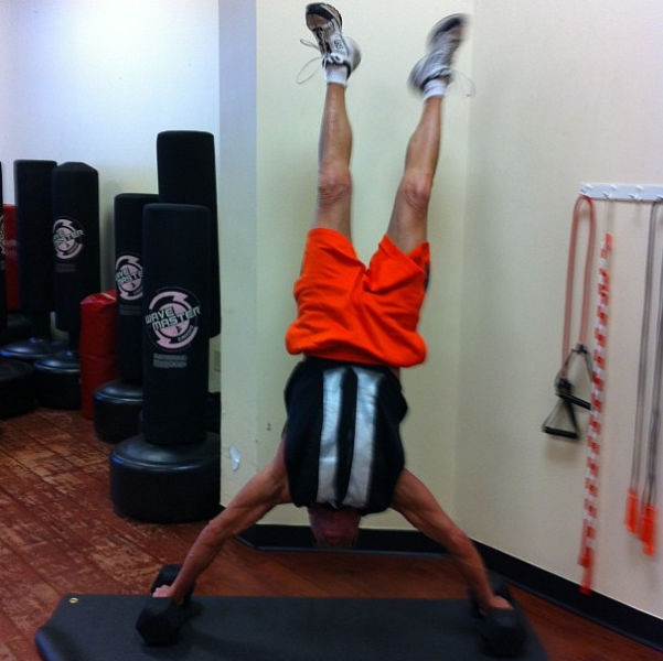 Из старика, спортсмен, воркаут, качок, спорт, турникмен