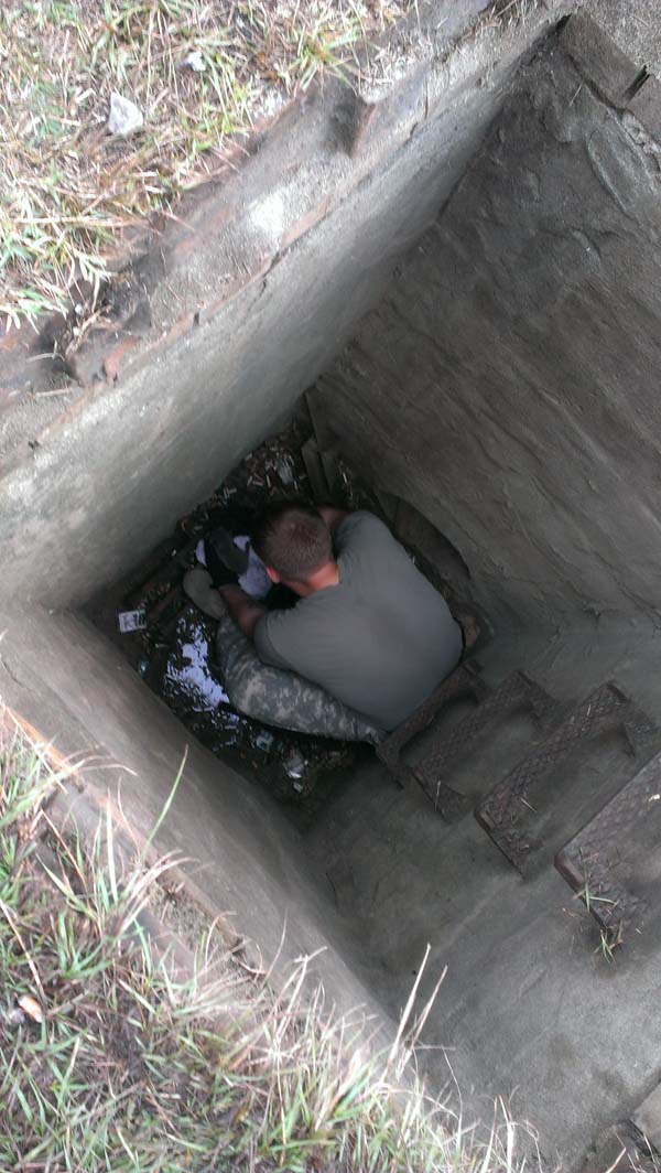 Американские, солдаты, спасли, котенка ,из подземной, сливной трубы