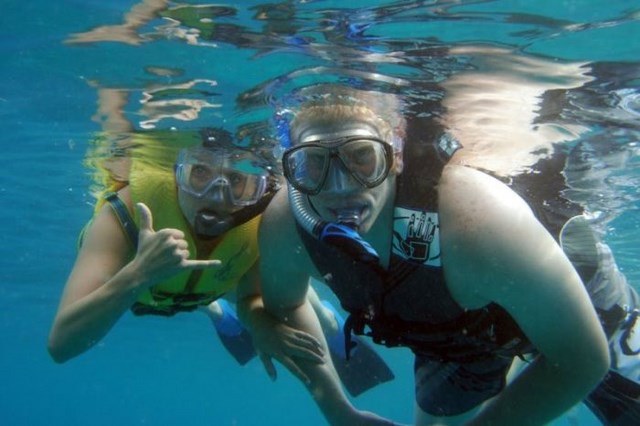 Девушки с аквалангом под водой