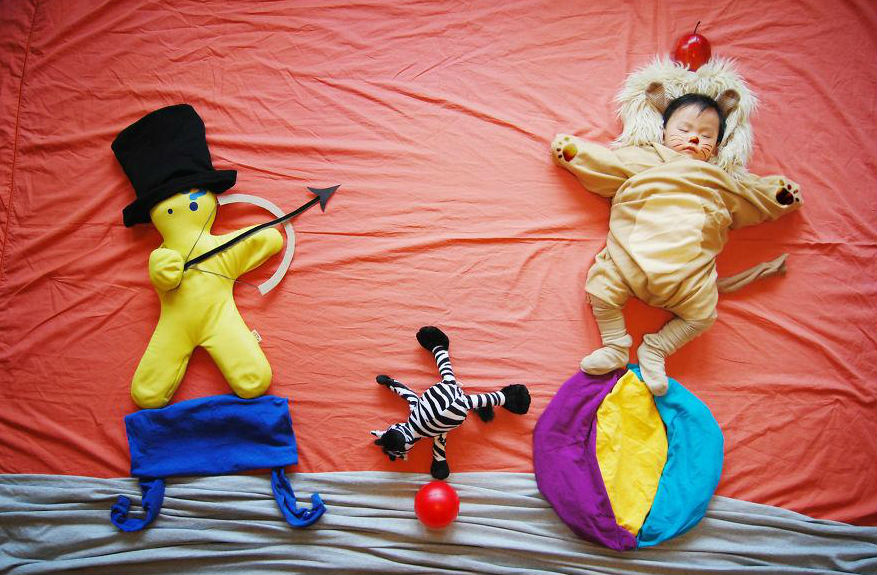 Затейливая мама превращает спящего малыша в героя сказок мама,креатив, спящий ребёнок, сказка, Queenie Liao, «Венгенн в стране чудес»