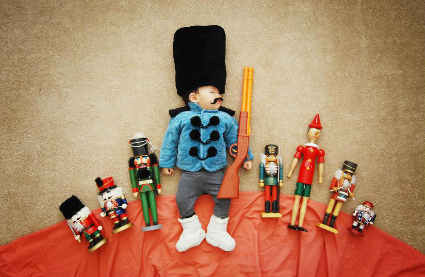 Затейливая мама превращает спящего малыша в героя сказок мама,креатив, спящий ребёнок, сказка, Queenie Liao, «Венгенн в стране чудес»