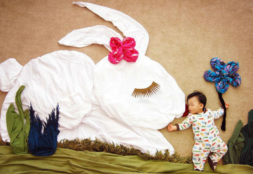 Затейливая мама превращает спящего малыша в героя сказок мама,креатив, спящий ребёнок, сказка, Queenie Liao, «Венгенн в стране чудес»