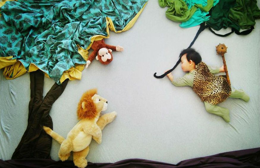 Затейливая мама превращает спящего малыша в героя сказок мама,креатив, спящий ребёнок, сказка, Queenie Liao, «Венгенн в стране чудес»