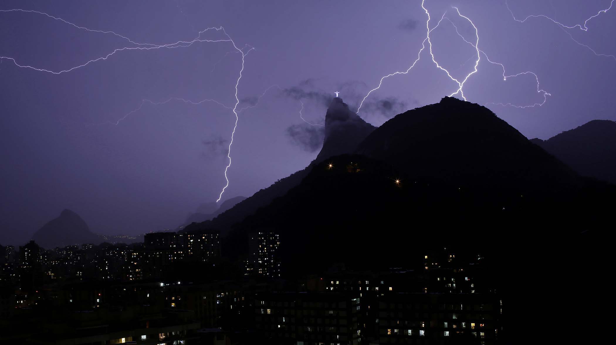 Ремонт статуи, Христа Искупителя, после удара молнии, в пальцы, Рио-де-Жанейро