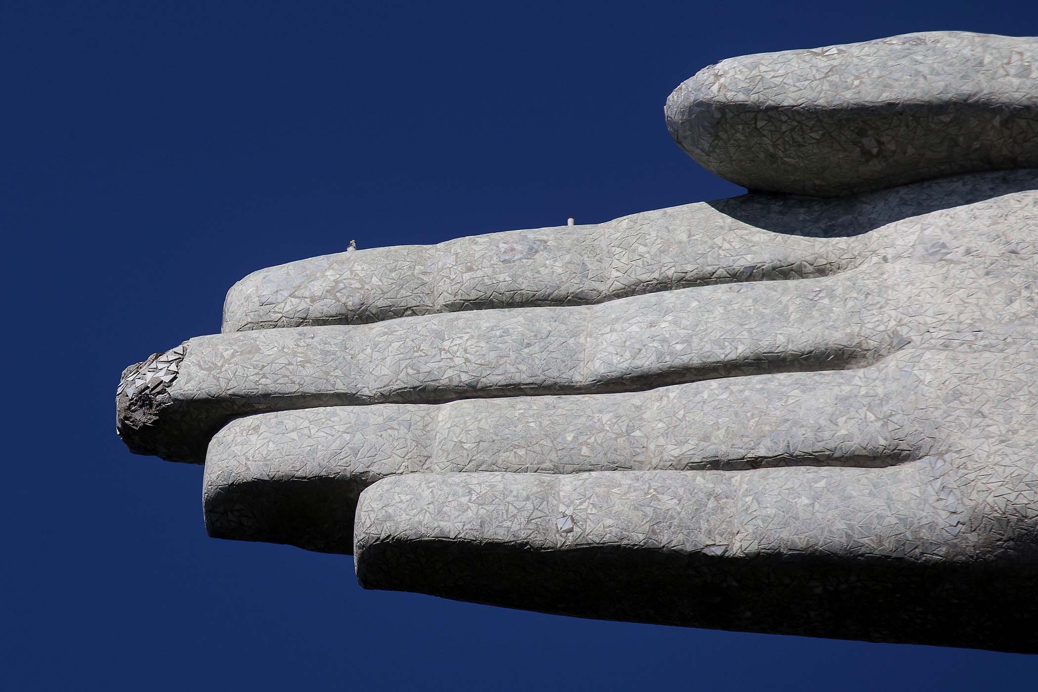 Ремонт статуи, Христа Искупителя, после удара молнии, в пальцы, Рио-де-Жанейро