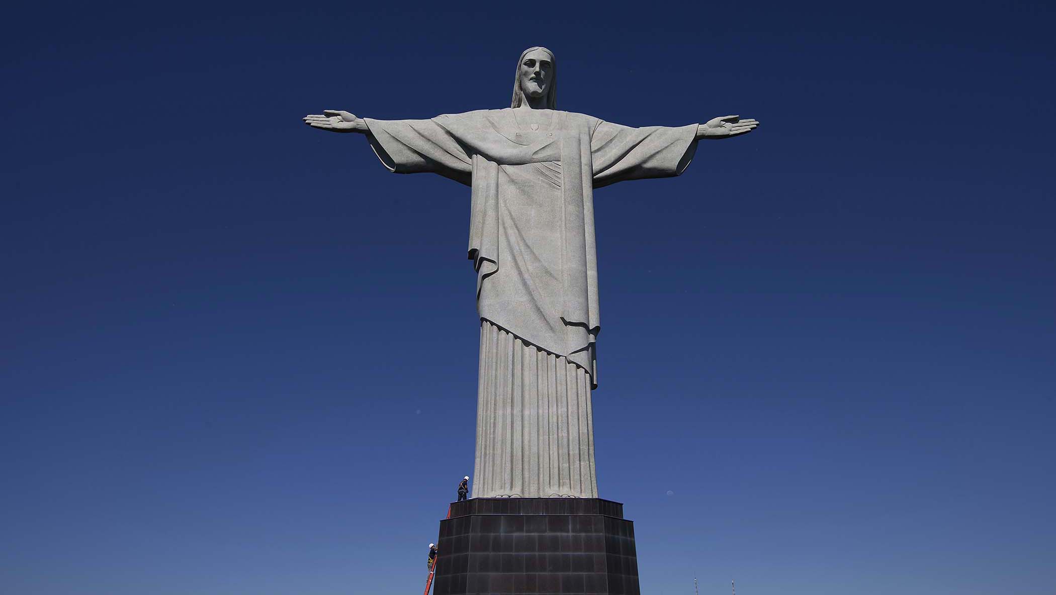 Ремонт статуи, Христа Искупителя, после удара молнии, в пальцы, Рио-де-Жанейро