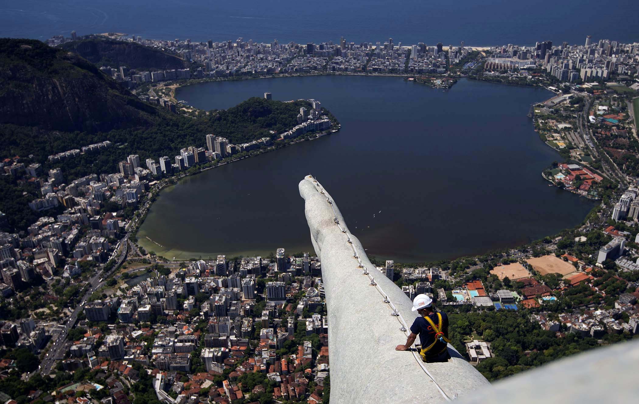 Ремонт статуи, Христа Искупителя, после удара молнии, в пальцы, Рио-де-Жанейро