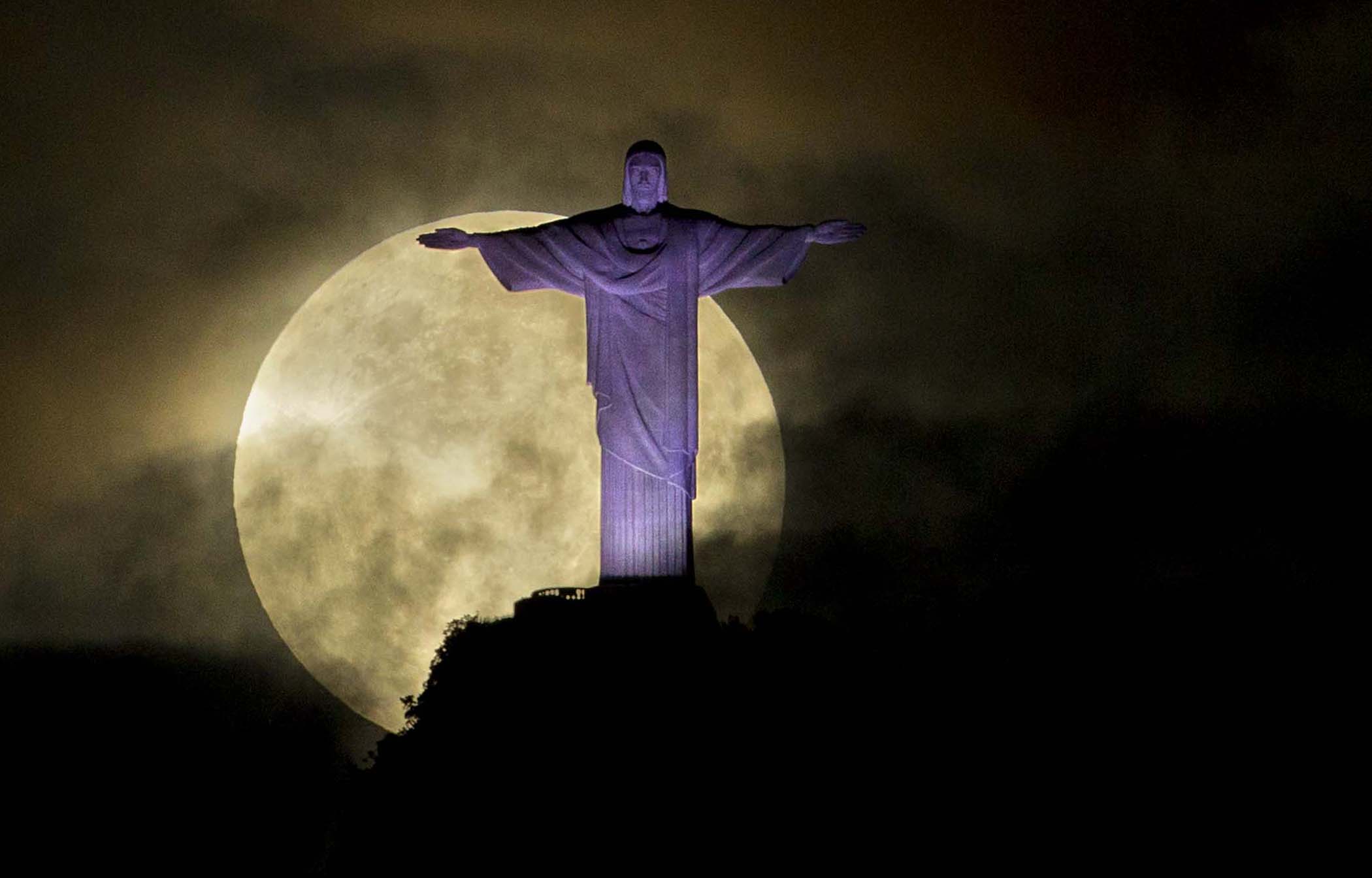 статуя христа ночью