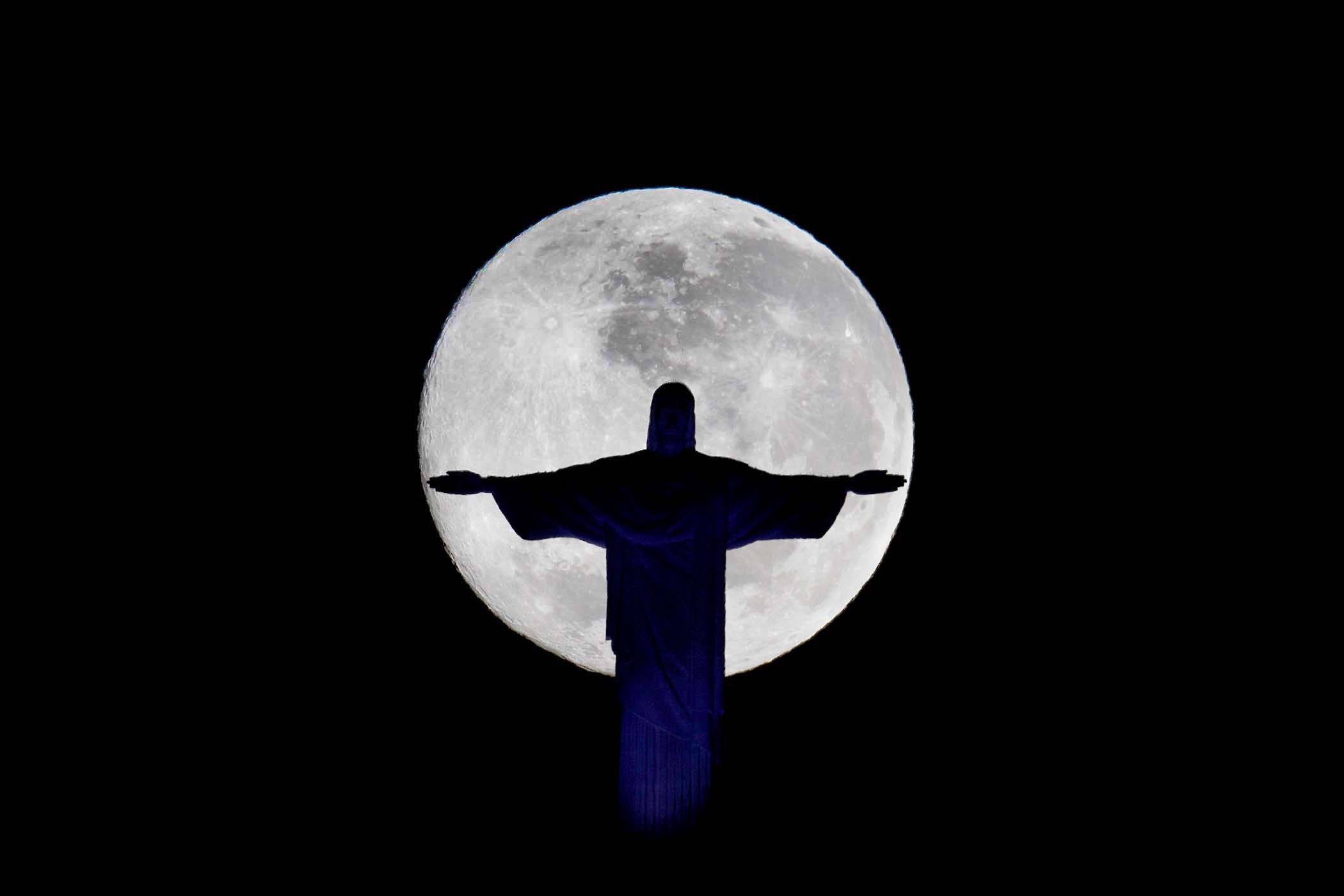 Ремонт статуи, Христа Искупителя, после удара молнии, в пальцы, Рио-де-Жанейро