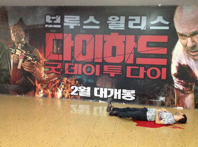 Проект, Джон Бергерман, Head Shots, на фоне плакатов, в метро, кровь, фильмы, кино