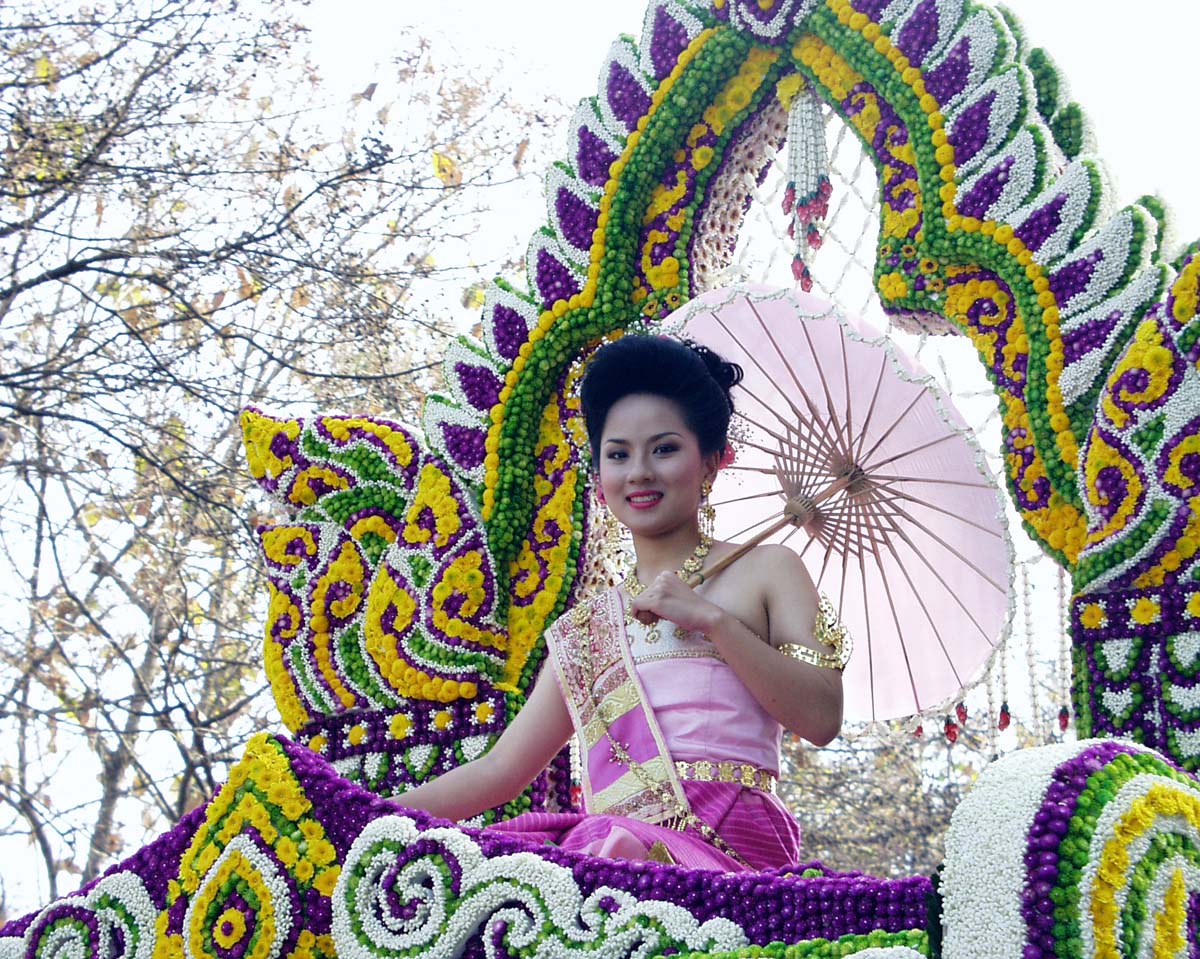 Праздник в тайланде в феврале. Фестиваль цветов в Чиангмае. Тайланд фестиваль. Фестиваль цветов в Тайланде. Фестиваль цветов в Таиланде Чиангмай.