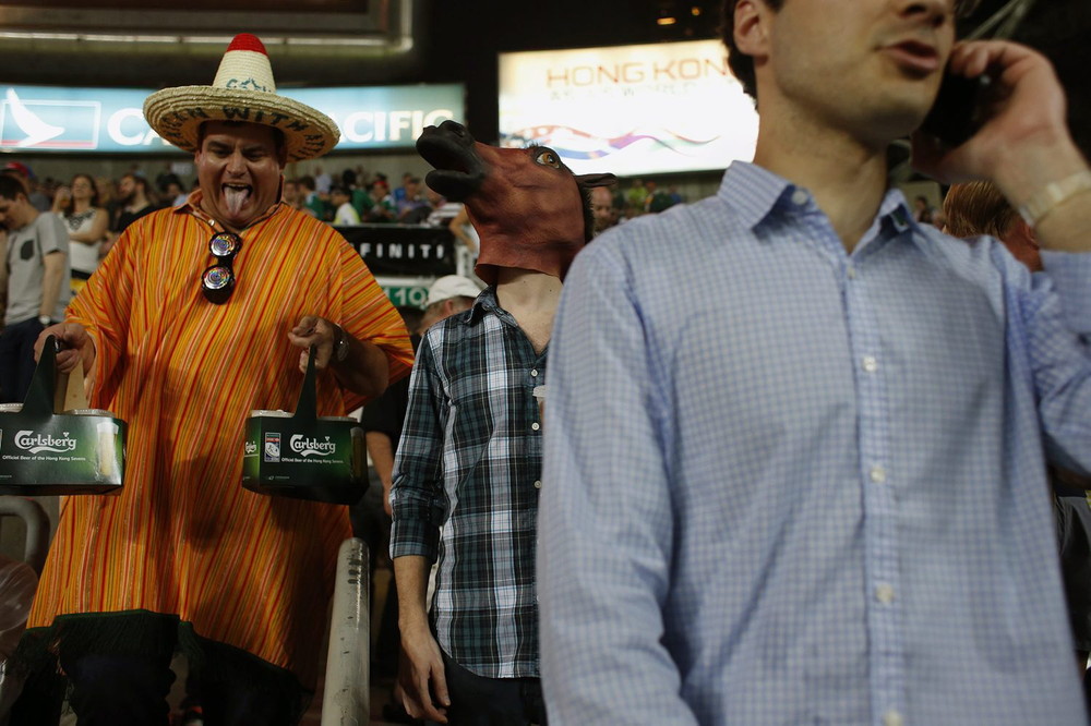 фанаты регби-7 Гонконг, чемпионат по регби-7 в Гонконге, отборочный турнир, сумасшедшие костюмы