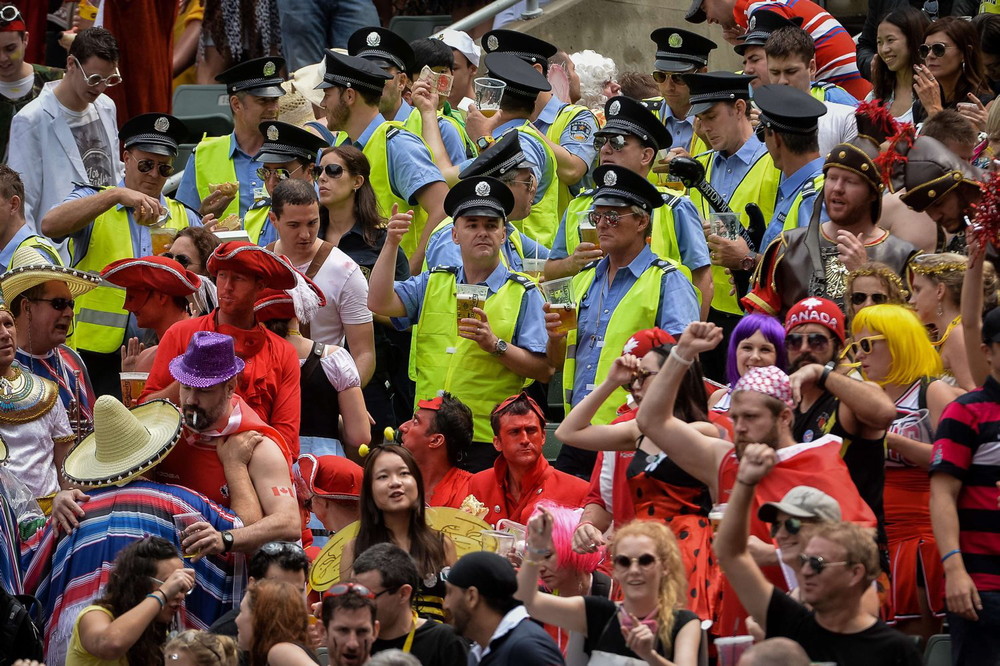 фанаты регби-7 Гонконг, чемпионат по регби-7 в Гонконге, отборочный турнир, сумасшедшие костюмы